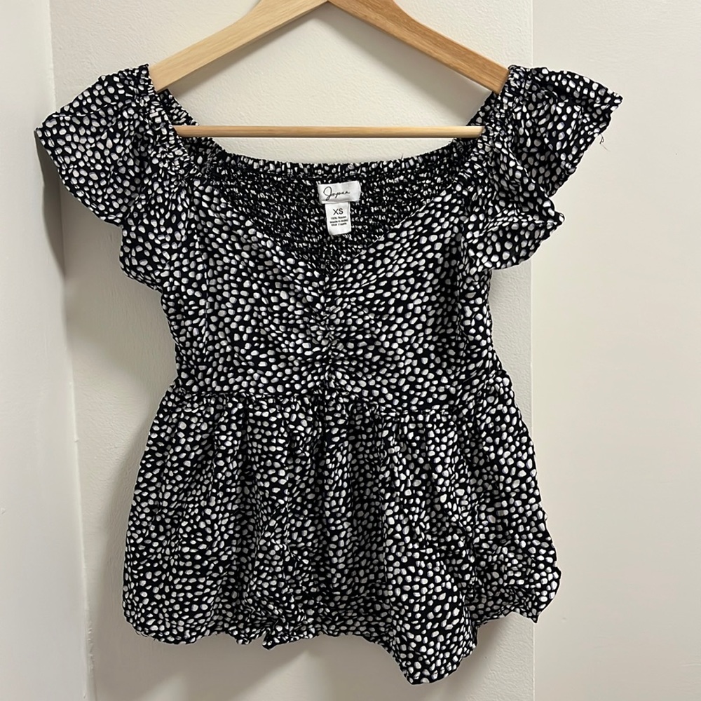 Speckled V neck top with ruched back!